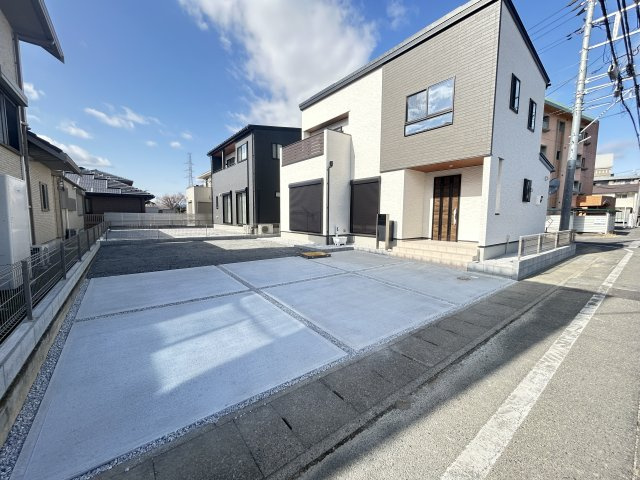 新築　前橋市荒牧町　2号棟の駐車場|現地写真　駐車スペースは建物南側に並列2台分可能です！