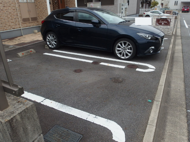 スカーレット・里の駐車場