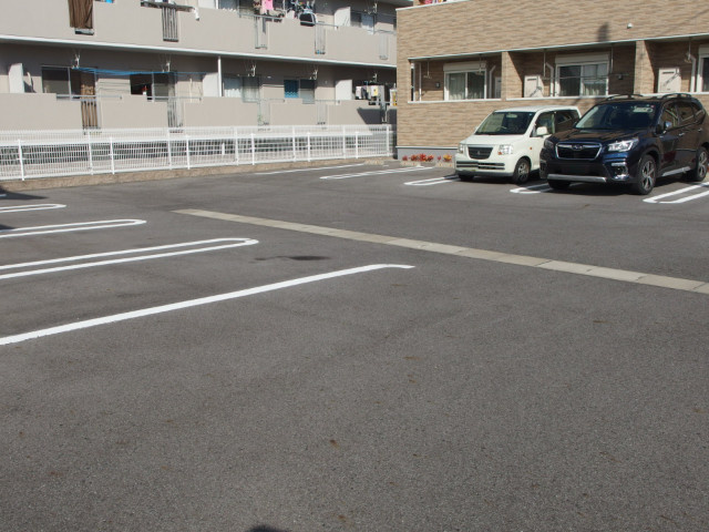 カローレカーサ上和田の駐車場