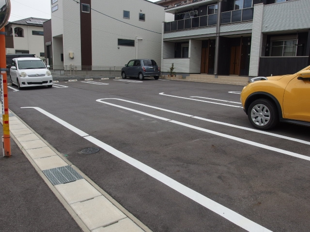 サン・スカイの駐車場
