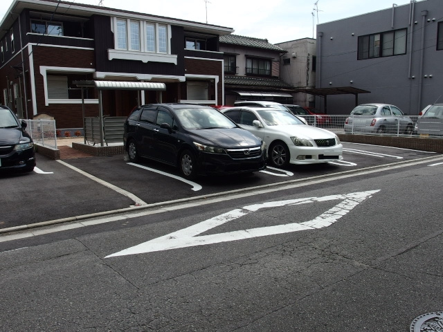 サンフラワー・六名南の駐車場