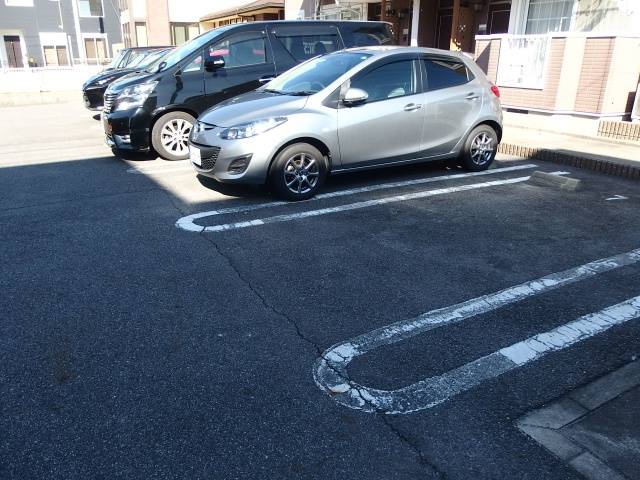 ドミール藤ノ木Ｂの駐車場