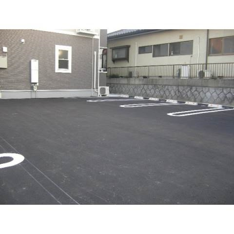 ゼファー竜美の駐車場