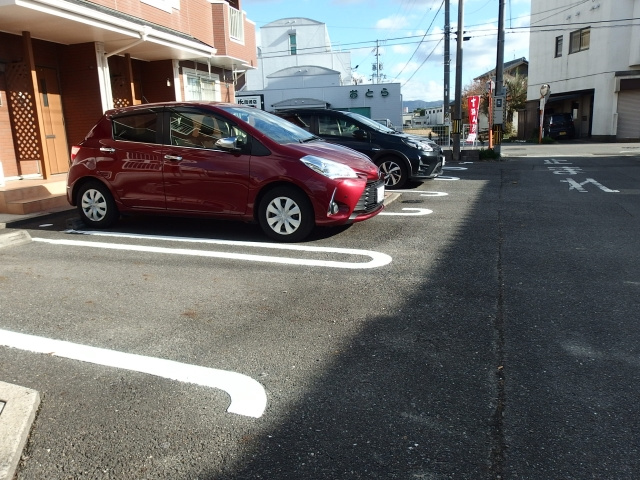 ファミール青野の駐車場