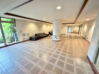 【その他】 | ファミール青谷 | 明るく緑が見えるエントランス♪お客様の一時対応もソファーで出来そうです♪