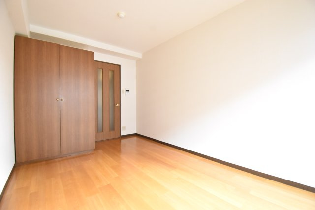 コスモコート大南の洋室