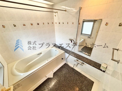 【浴室】 | テラス神戸・中山手 | 大理石の床の浴槽♪１日の疲れも高級感に満たされて終われそうです♪