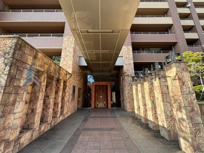 【その他】 | テラス神戸・中山手 | エントランス入り口♪石柱の上に外灯がともった夜も素敵です♪