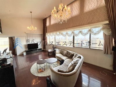 【居間・リビング】 | テラス神戸・中山手 | 吹抜けのリビング約34.3帖♪