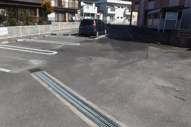 ラヴィドウースの駐車場