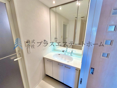 【その他】 | ワコーレフォルトゥーナ長田南 | 3面鏡付きの洗髪洗面台♪明るく身支度もしやすいです♪