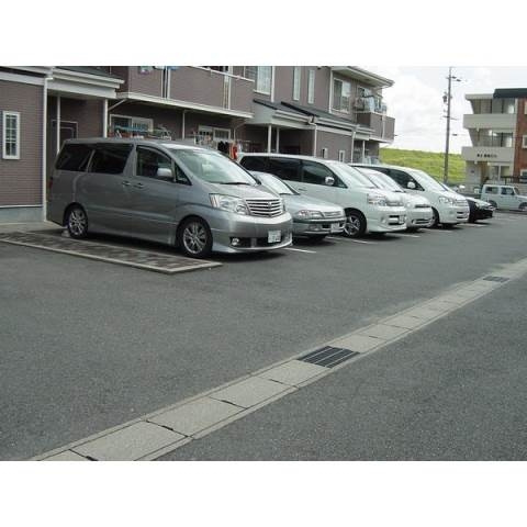 ファンハウス１番館の駐車場