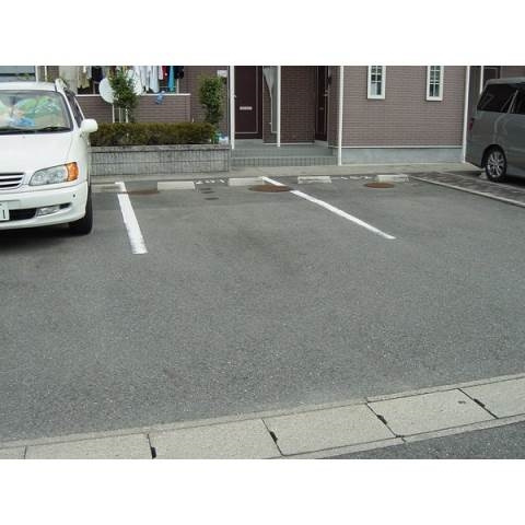 ファンハウス１番館の駐車場