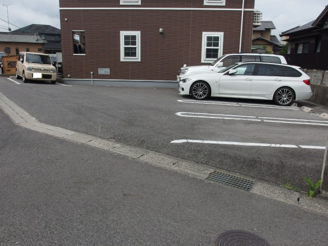 ハピネスＢの駐車場
