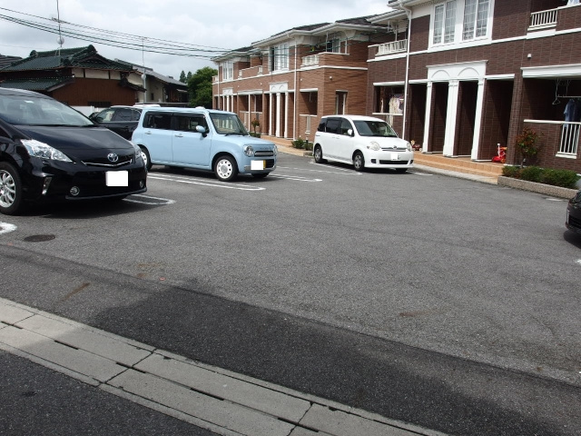 ハピネスＢの駐車場