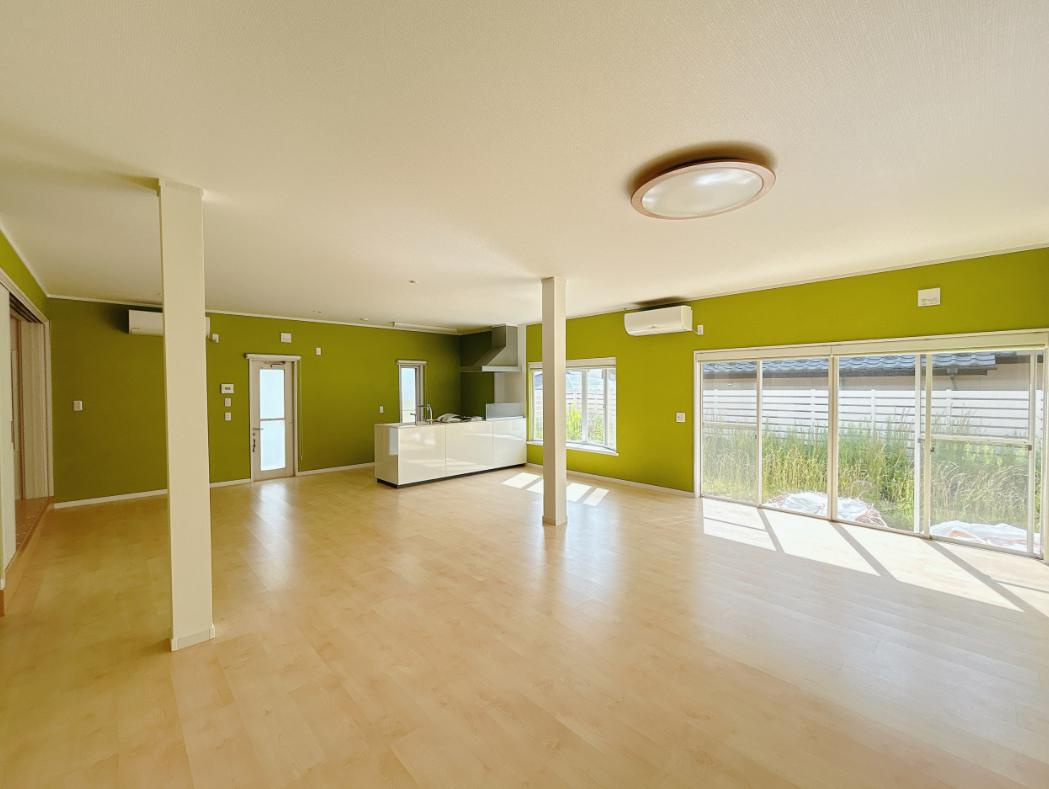 いわき市平下荒川字久世原　中古戸建　の居間・リビング|お子様が元気に遊べる広々としたリビングです。