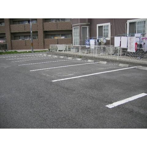 フォレストパレスⅢの駐車場