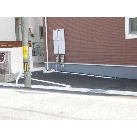 エムフローラの駐車場