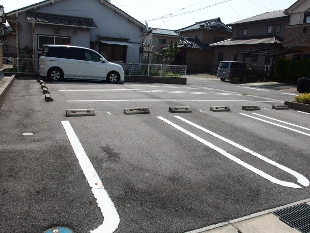 ラストリア寿の駐車場
