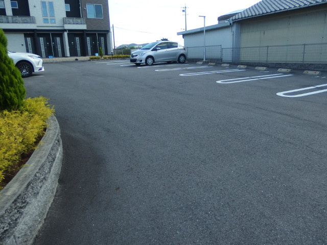 イーストヒル（岡町）の駐車場