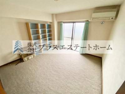 【洋室】 | ラインビルド五軒邸エイト | ・JR播但線「京口」駅まで徒歩約7分♪
・南向きにつき採光良好♪
・両面バルコニーにつき通風良好♪
・洗面台が2つあり朝の身支度も快適♪