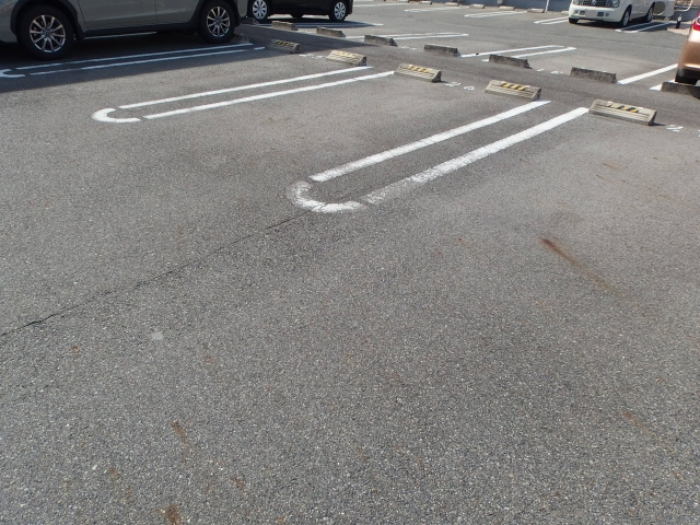 ガーデンハウス緑丘Ａの駐車場