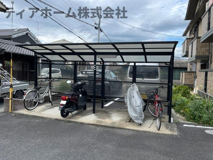 大和高田市大字築山のアパートのエントランス