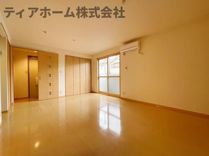 大和高田市大字築山のアパートの居間・リビング