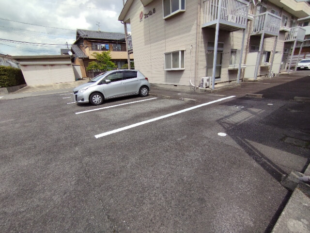 フェイムＡの駐車場