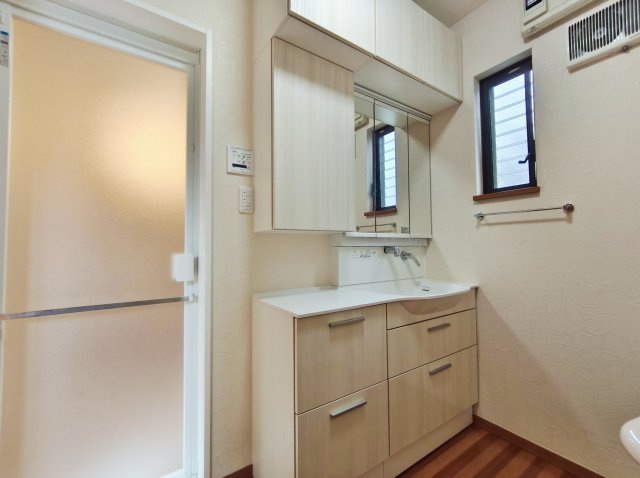 板橋区東新町1丁目の洗面所|収納たっぷりで使い勝手の良い洗面化粧台
新規交換いたしました