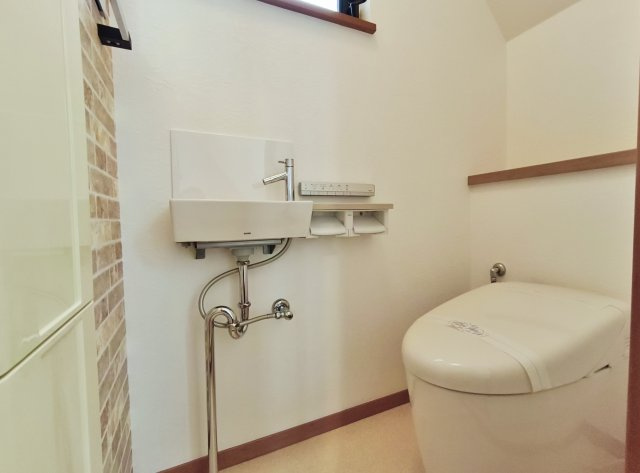 板橋区東新町1丁目のトイレ|トイレは1階・2階にございます
温水洗浄暖房便座機能・手洗いカウンター付
新規交換済みで気持ちよくお使いいただけます