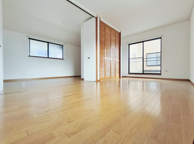 板橋区東新町1丁目の洋室|2階9.4帖洋室＋6.5帖洋室
2階西側の洋室2部屋はスライドウォールを開放すると15.9帖の広々とした居室としてもお使いいただけます