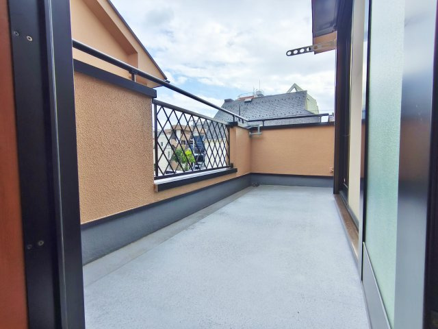 板橋区東新町1丁目のバルコニー|陽当り良好なワイドバルコニー
2階廊下と9.4帖洋室2か所から出入りでき便利な仕様
お洗濯物もたっぷり干せます