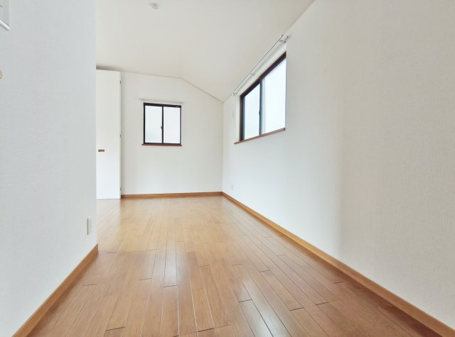 板橋区東新町1丁目の洋室|2階6.5帖洋室
9.5帖の洋室とスライドウォールで仕切ればお子様部屋や書斎、趣味のお部屋としてもフレキシブルにお使いいただけます