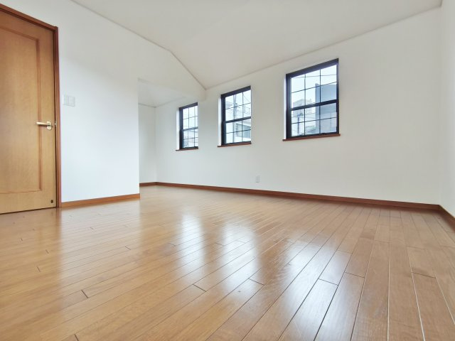 板橋区東新町1丁目の洋室|2階8.8帖洋室
3面採光の明るく開放的な居室です
プライベート空間はしっかりとした広さがありお家時間も快適にお過ごしいただけます