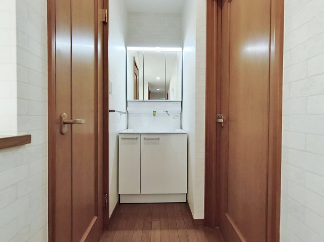 板橋区東新町1丁目の独立洗面台|2階にはあると嬉しいセカンド洗面付
忙しい朝などにも大活躍いたします