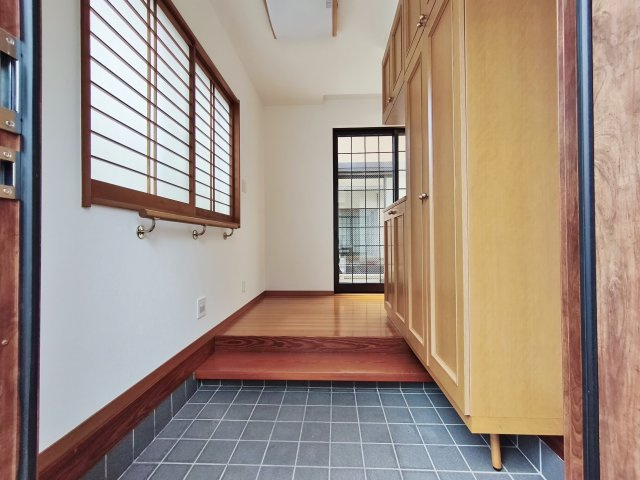板橋区東新町1丁目の玄関|広々とし開放感溢れる玄関スペース
南向きの窓から暖かな光が入り明るく心地よい空間です