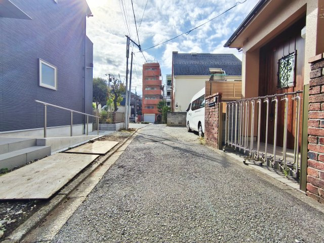 板橋区東新町1丁目の前面道路含む現地写真|前面道路は車の往来も少なくお子様にも安心の立地
