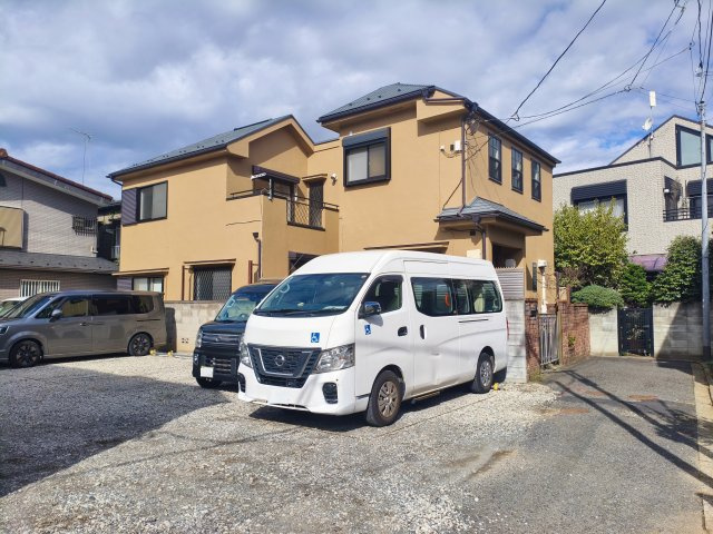 板橋区東新町1丁目の外観|南側は現況駐車場につき陽当り良好で開放的です