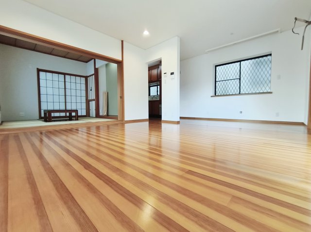 板橋区東新町1丁目の居間・リビング|1階に配した開放感溢れるLDK
隣室の和室を開放してお使いいただくと17.3帖の大空間
ゆったりとご家族皆様でお寛ぎいただけます