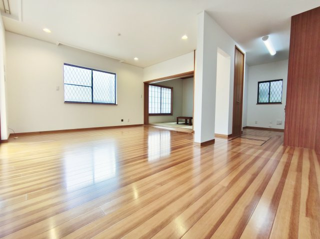 板橋区東新町1丁目の居間・リビング|全室クロスを張替し大変綺麗に生まれ変わりました♪♪
快適に新生活をスタートいただけます
是非現地にて実際にご見学ください♪