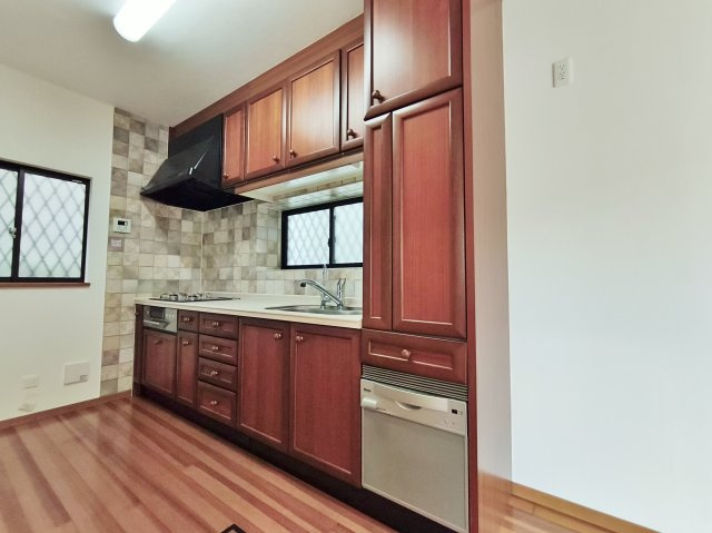 板橋区東新町1丁目のキッチン|収納力のがあり使いやすいシステムキッチン
調理スペースが広くお料理しやすい仕様になっています♪
シンクも大きめなので洗い物もスムーズです