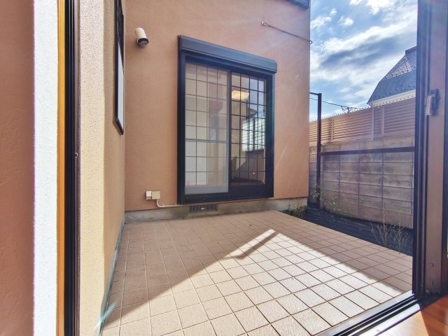 板橋区東新町1丁目の庭|リビングから続くテラス
お洒落なテラスはご家族だけのアウトドアリビングやお子様のプール、ガーデニングなどにも使えます
玄関側からも出入り可能です