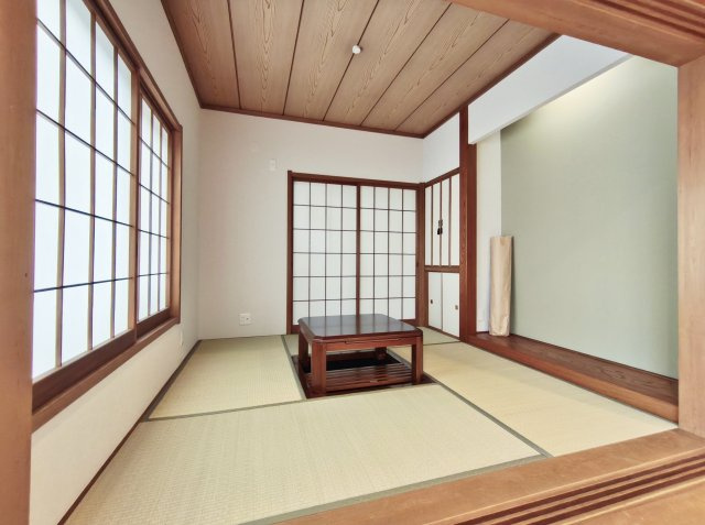 板橋区東新町1丁目の和室|1階4.5帖和室
掘り炬燵付き♪♪
一部屋あると落ち着く癒しの和室
客間やくつろぎスペースとしてもお使いいただけます
開放するとLDKと併せて17.3帖の広々とした空間としてもお使いいただけます