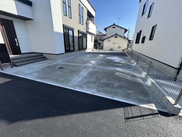 新築　高崎市石原町8区画　4号棟の駐車場|現地写真　駐車スペースは建物南側に2台分可能です！