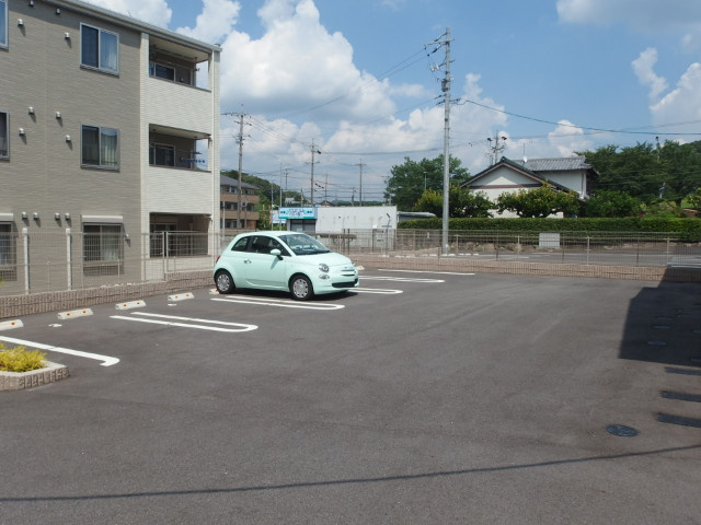サカエ・フミの駐車場