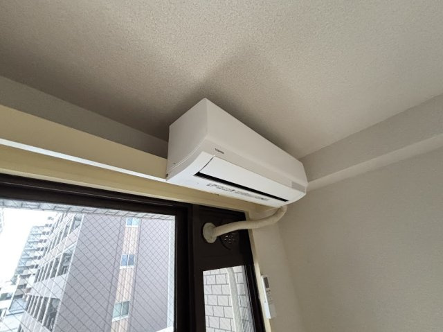 フジヤママンションの居間・リビング|エアコン新品に交換致しました