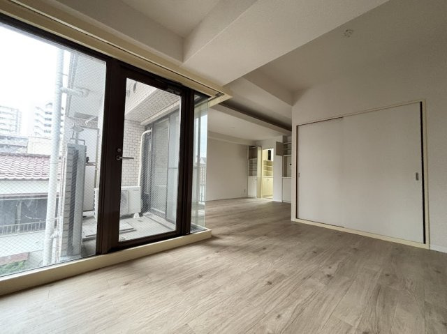 フジヤママンションの居間・リビング|リビングは窓が大きく明るい仕様