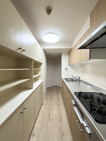 フジヤママンションのキッチン|キッチンには便利な収納棚もあります。
