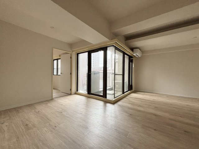 フジヤママンションの居間・リビング|リビングは窓が大きく明るい仕様